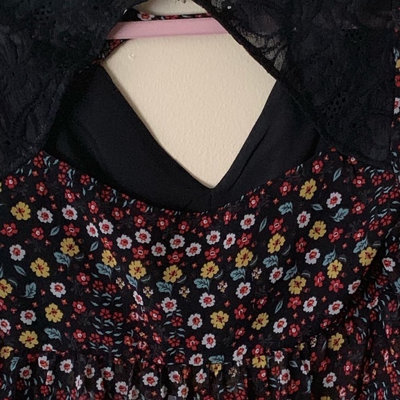 NWT BCBGeneration Floral Top Lace Trim,V-Neck,Black-Multi,Bell Sleeve,Size 2 - Picture 5 of 15